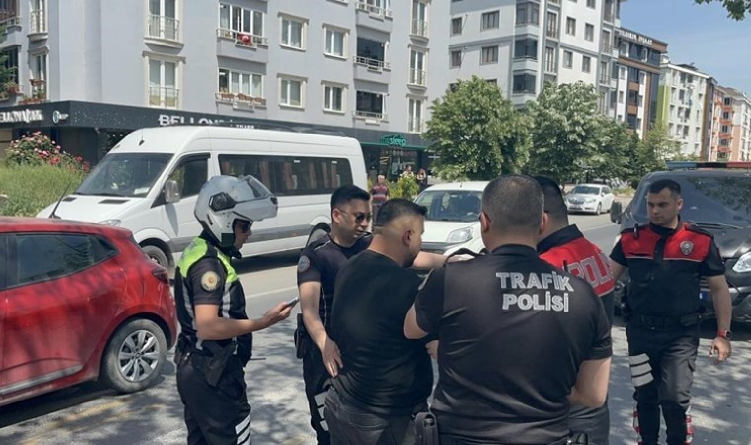 Yaya geçidinde kendisini uyaran yayayı darbetti!