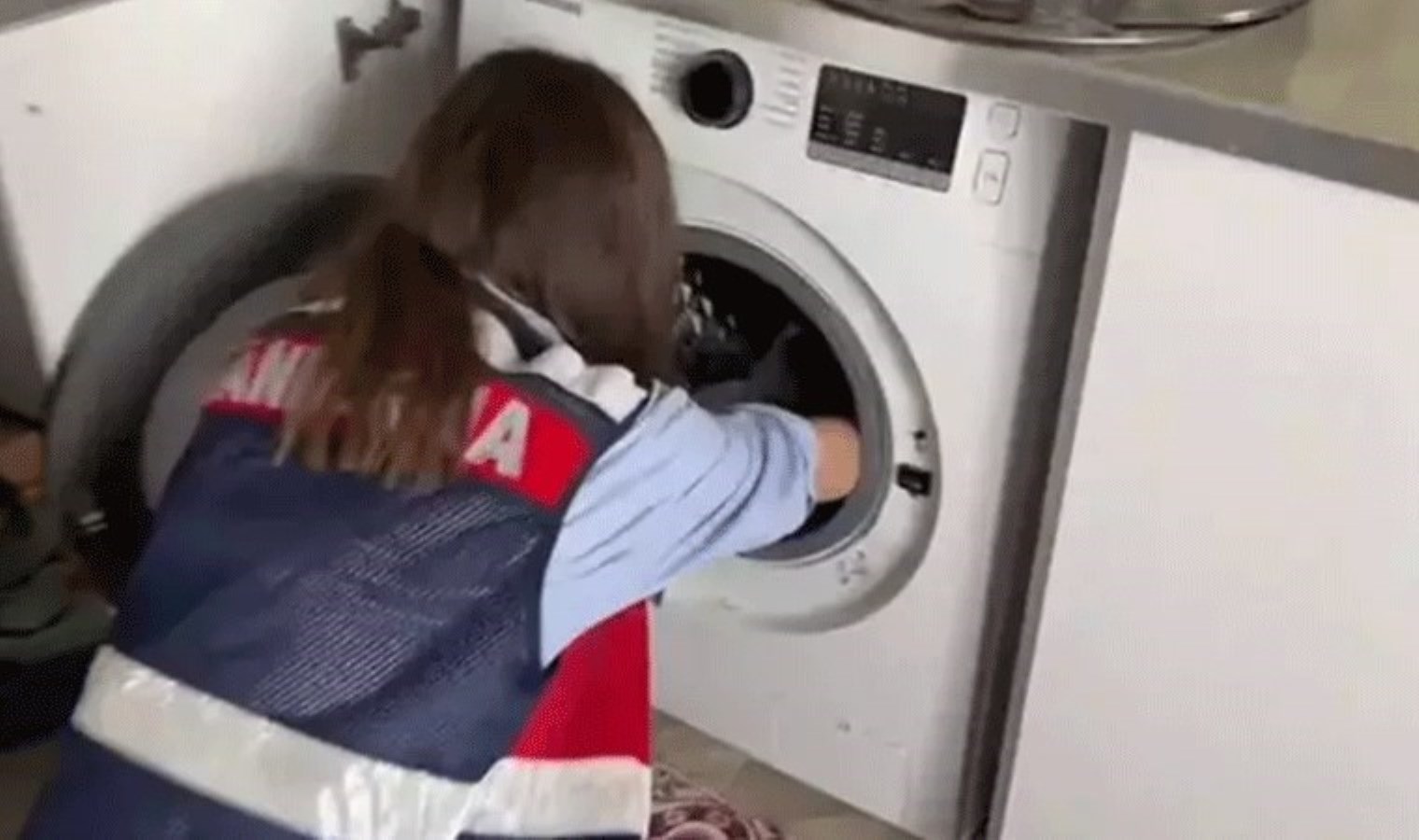 Yer Şanlıurfa… Çamaşır makinesi ile toprak altından silahlar çıktı: 16 gözaltı