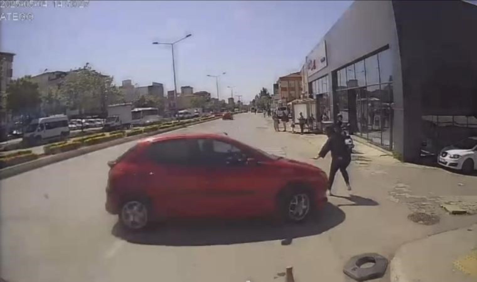 Yol kenarında yürürken aracın çarptığı kadın metrelerce savruldu!