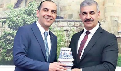 Yolsuzlukla yollanan rektöre Vali’den ‘teşekkür’ plaketi