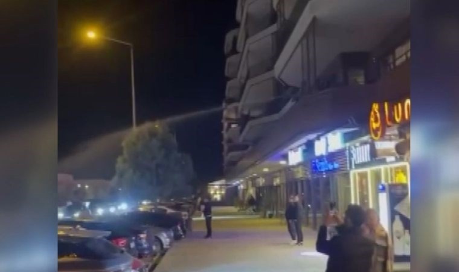 Yüksek sesle müzik açan sürücülerin araçlarına balkondan hortumla su sıktı