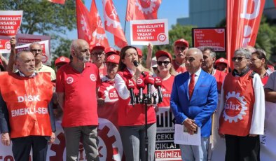 4 bin liralık bayram ikramiyesine karşı emekliler ayakta… DİSK öncülüğünde Cevahir AVM önünde toplandılar: Taleplerini sıraladılar!