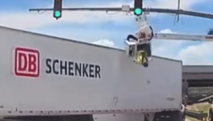 ABD’de hareket halindeki tır, sepetli vinç üzerinde çalışan işçiye çarptı