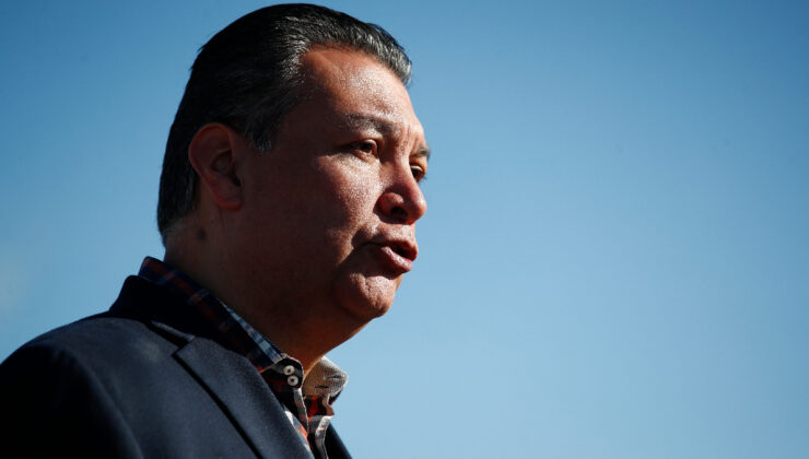 ABD’de İç Güvenlik Bakanı Noem’e soru sormaya çalışan senatöre ters kelepçe