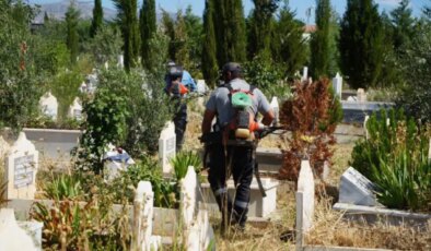 Adıyaman Belediyesi’nden bayram öncesi mezarlıklarda temizlik çalışması