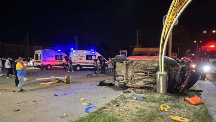 Akaryakıt istasyonunda direğe çarpıp takla attı: Yaralılar var!