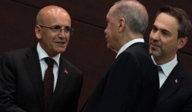 AKP’li Şamil Tayyar, Mehmet Şimşek’i eleştiren gazeteleri paylaştı: ‘Ciddiye almak lazım’