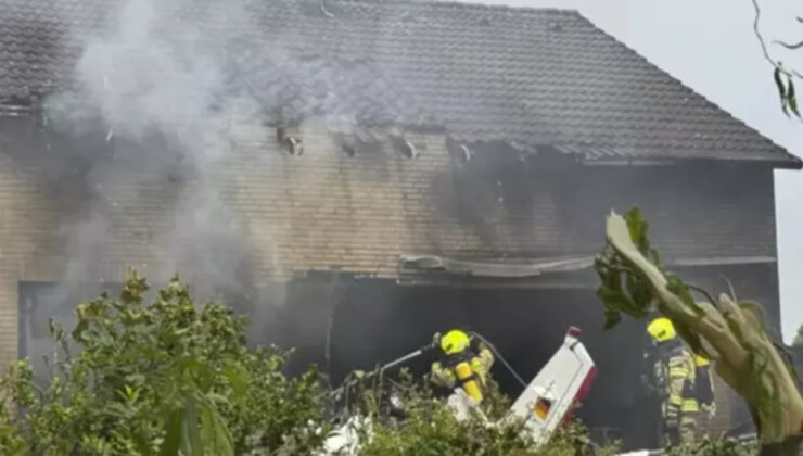 Almanya’da evin üzerine küçük uçak düştü: 2 ölü