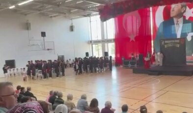 Ankara Fen Lisesi öğrencileri, mezuniyet töreninde okul müdürünü sırtlarını dönerek protesto etti