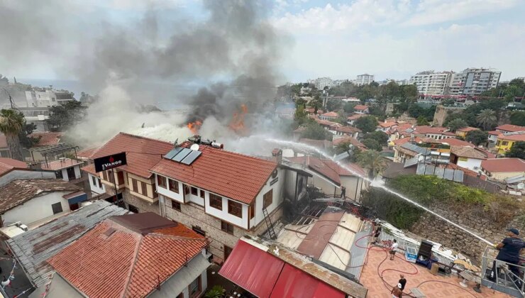 Antalya’da tarihi Kaleiçi semtinde yangın: Binalara sıçramaması için önlem alındı!