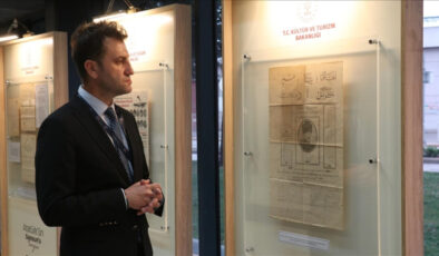 Atatürk’ün Samsun’a gelişini aynı başlıkla duyuruna beş gazetenin nüshası sergileniyor