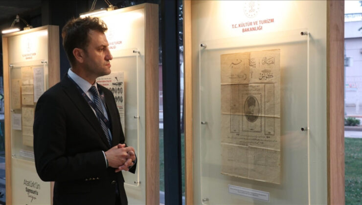 Atatürk’ün Samsun’a gelişini aynı başlıkla duyuruna beş gazetenin nüshası sergileniyor