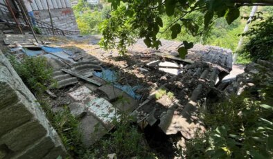 Boğa çıktığı garaj çatısı çökünce aracın üzerine düştü