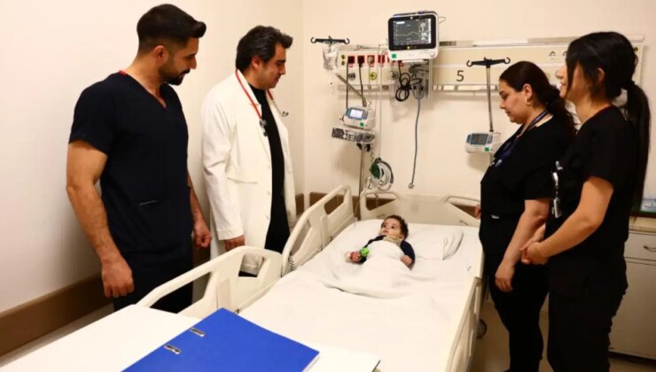 Boğazına havuç kaçan bebek, 10 dakikalık kalp masajıyla hayata döndü