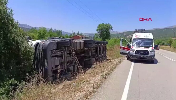 Burdur’da yem yüklü TIR devrildi: Yaralılar var!