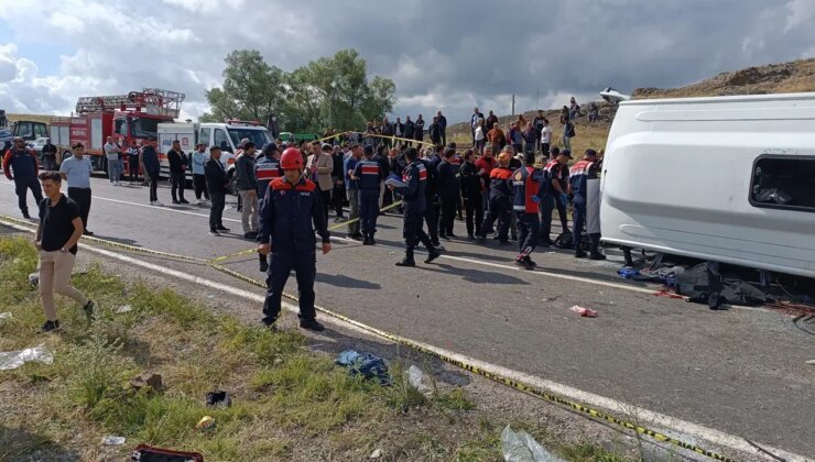 Cenazeden dönenleri taşıyan midibüs yan yattı: 2 ölü, çok sayıda yaralı!
