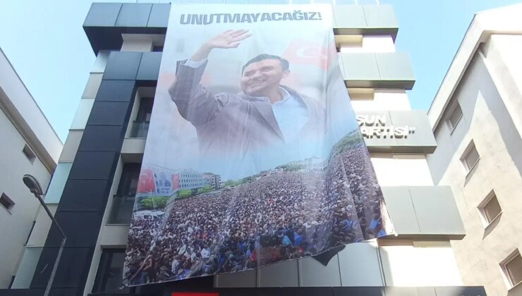 CHP İzmir il binasına Ferdi Zeyrek posteri asıldı