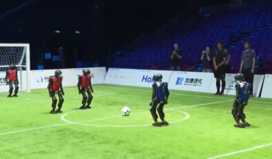Çin’in insansı robotları futbol oynarken görüntülendi