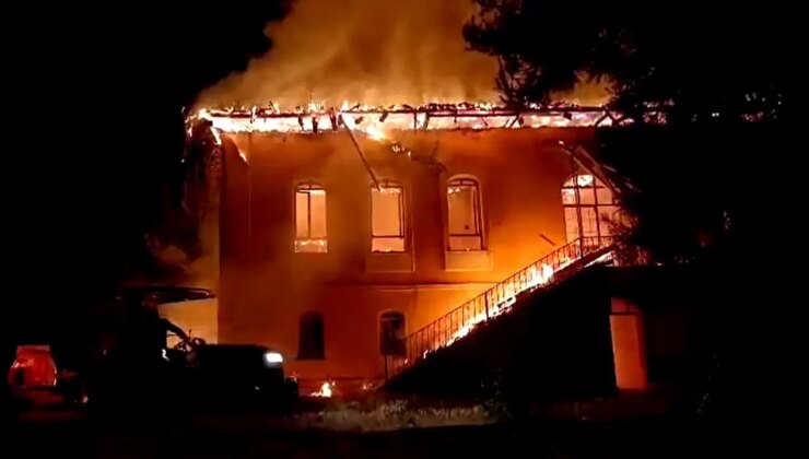 Denizli’de acı olay: Tarihi okul binası çıkan yangında kül oldu