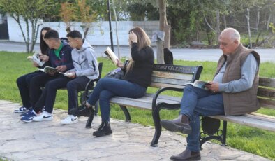 Denizli’de muhtardan örnek davranış: Muhtarlığı kütüphaneye çevirdi