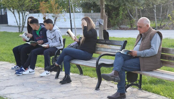 Denizli’de muhtardan örnek davranış: Muhtarlığı kütüphaneye çevirdi