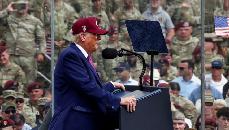 Donald Trump kurşun geçirmez camın arkasından konuştu