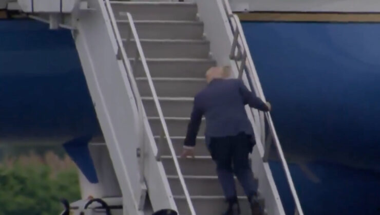 Donald Trump uçağa binerken tökezledi