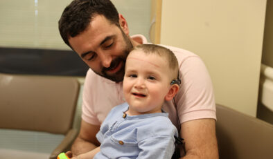 Duyması imkansız denilen 2,5 yaşındaki Mustafa ilk kez seslerle tanıştı