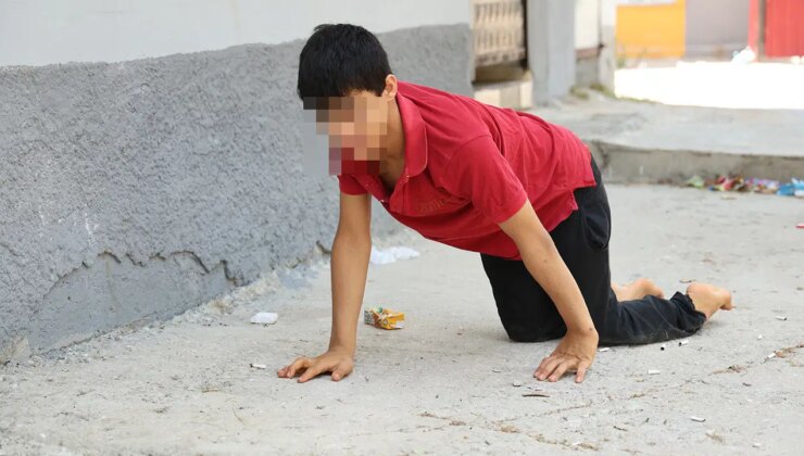 Enes’in tekerlekli sandalyesi çalındı…  Sokaklarda emeklemek zorunda kalıyor!