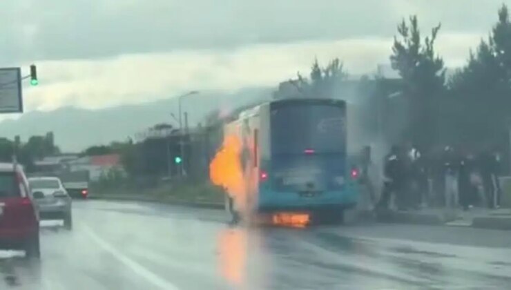 Erzurum’da seyir halindeki otobüs alev aldı!