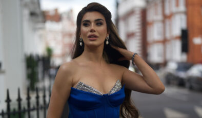 Eski manken Ebru Şancı derin dekolteli pozuyla gündem oldu