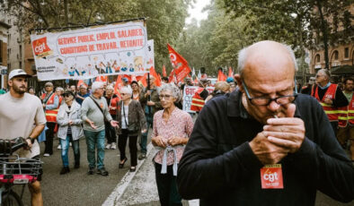 Fransa’da toplu alanlarda sigara yasağı yasalaştı