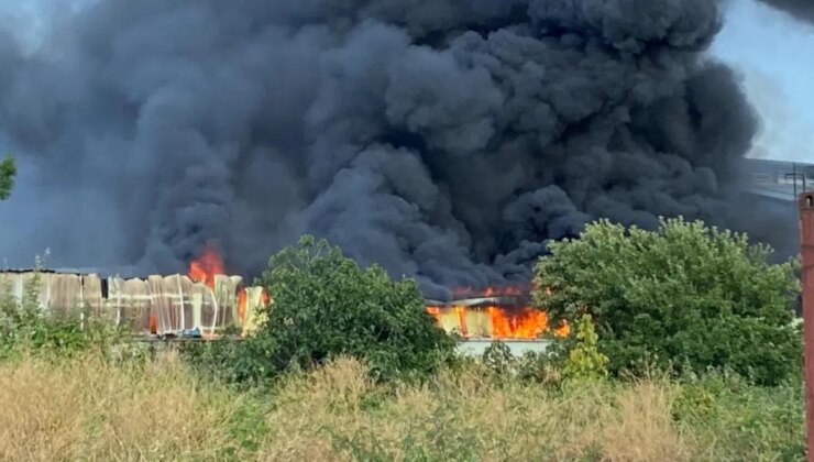 Geri dönüşüm fabrikası alevlere teslim oldu