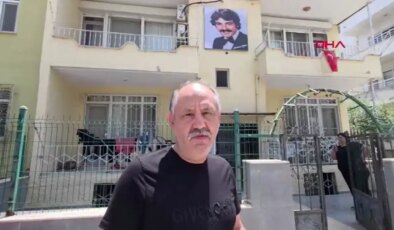 Görenler bir daha bakıyor… Evinin duvarına Ferdi Tayfur’un ışıklı panosunu yaptırdı: ‘Anne ve babamın ölümünde bile bu kadar sarsılmadım’
