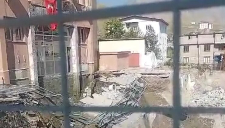 Hakkari’de adliye binasının girişinde çökme