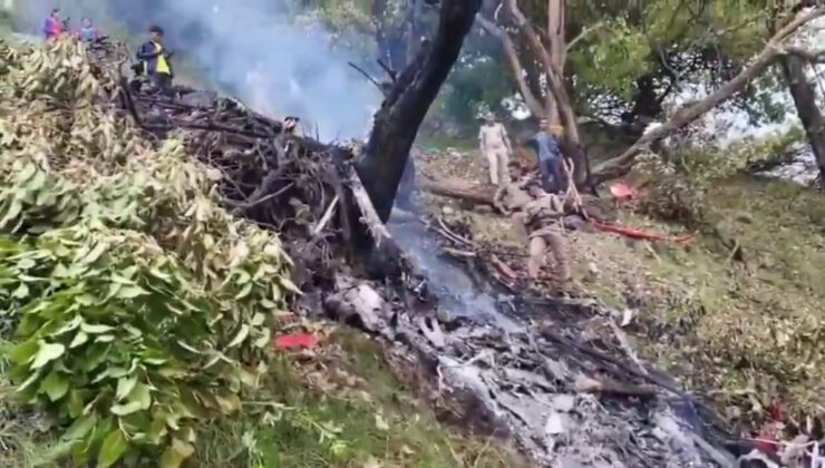 Hindistan’da helikopter düştü