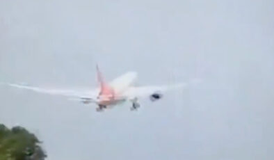 Hindistan’da yolcu uçağının düşme anı