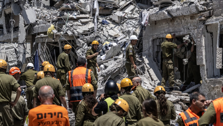 İran’ın füzeleri Tel Aviv ve diğer İsrail kentlerine hasar verdi