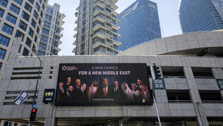 İsrail’in başkenti Tel Aviv’e ‘Arap ülkeleriyle normalleşme’ talep eden afiş asıldı
