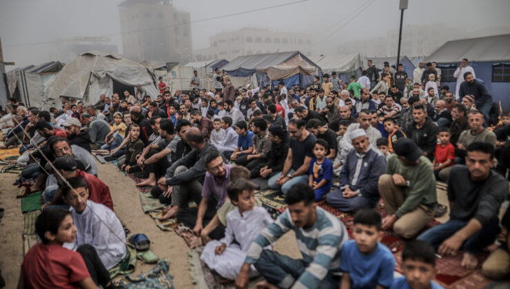 İsrail’in saldırılarının gölgesinde Gazze Şeridi’nde bayram namazı