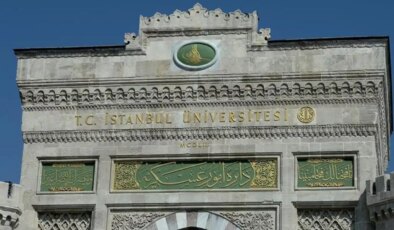 İstanbul Üniversitesi mezuniyet programında ‘toplu dua’