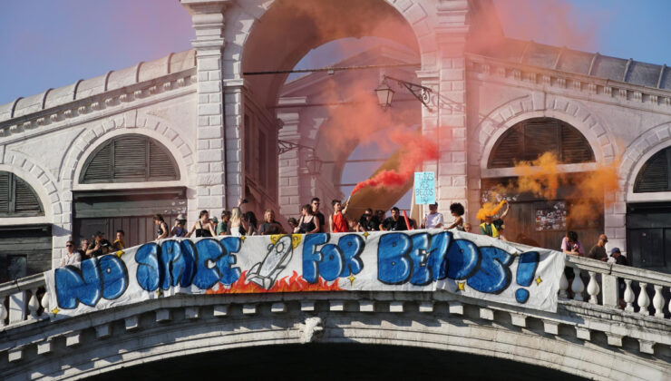 İtalya’da milyarder Jeff Bezos’ın düğünü protesto edildi