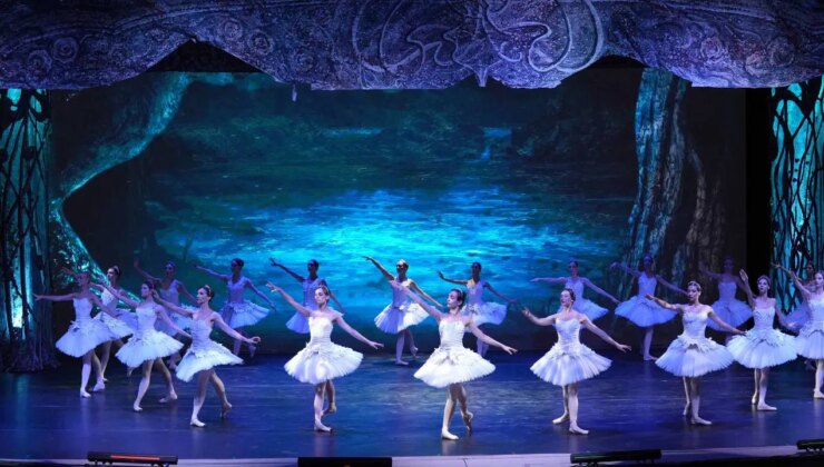 İzmir’de Kuğu Gölü balesi sahnelendi