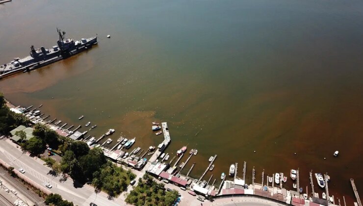İzmit Körfezi’nde korkutan görüntü: Denizin rengi kahverengiye döndü