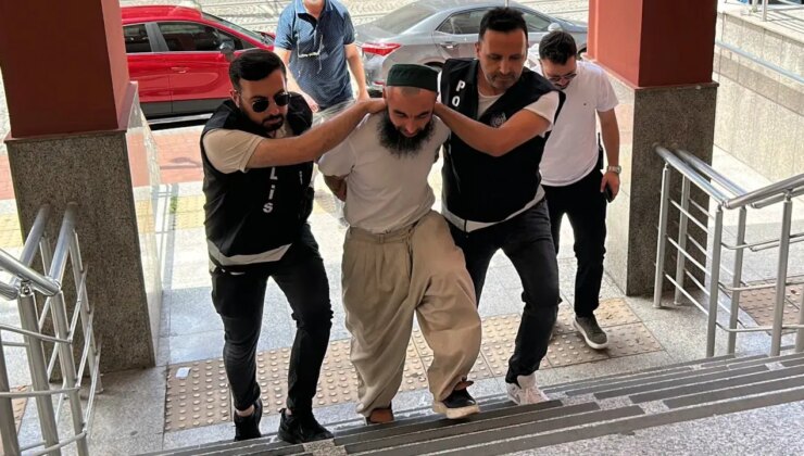 İzmit’te Atatürk büstüne saldıran cübbeli sarıklı şahıs tutuklandı