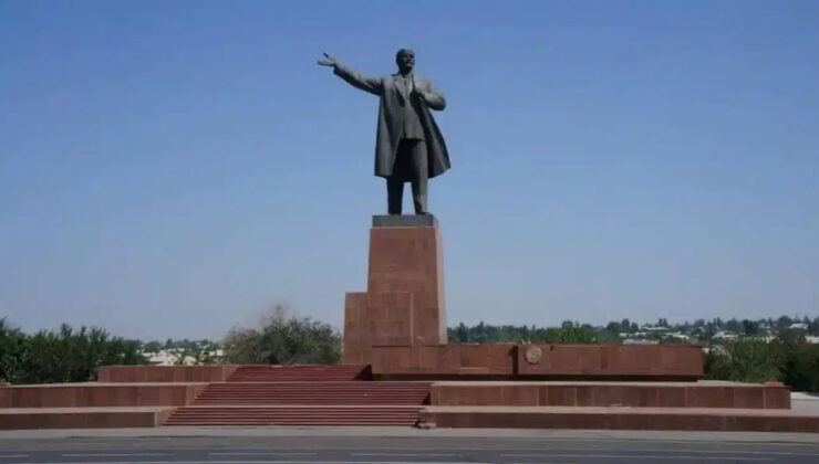 Kırgızistan’da Orta Asya’nın en büyük Lenin heykeli kaldırıldı