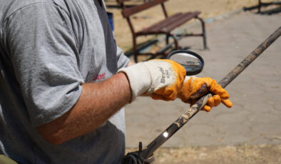 Kocaeli’de temizlik işçisi, güneşi kalem gibi kullanıyor