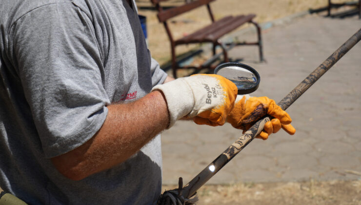 Kocaeli’de temizlik işçisi, güneşi kalem gibi kullanıyor