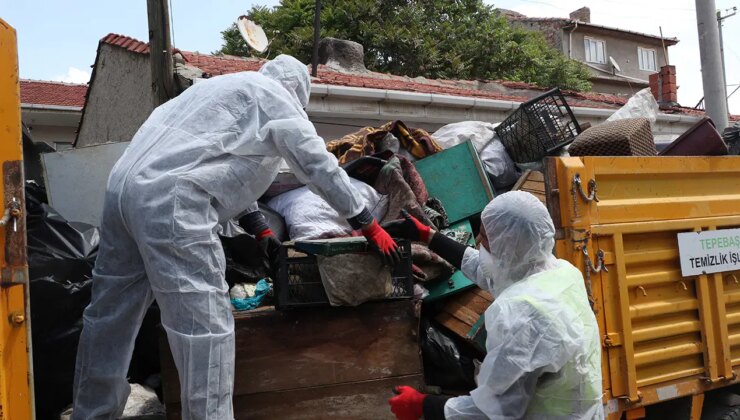 Kötü kokular gelen evden 4 kamyonet çöp çıktı