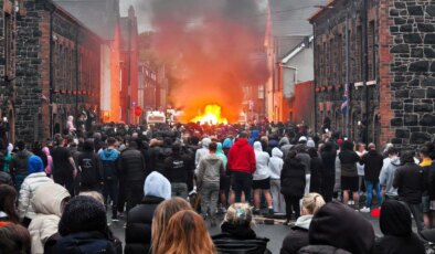 Kuzey İrlanda’da göçmen karşıtı protesto: Polisler yaralandı, evler ateşe verildi